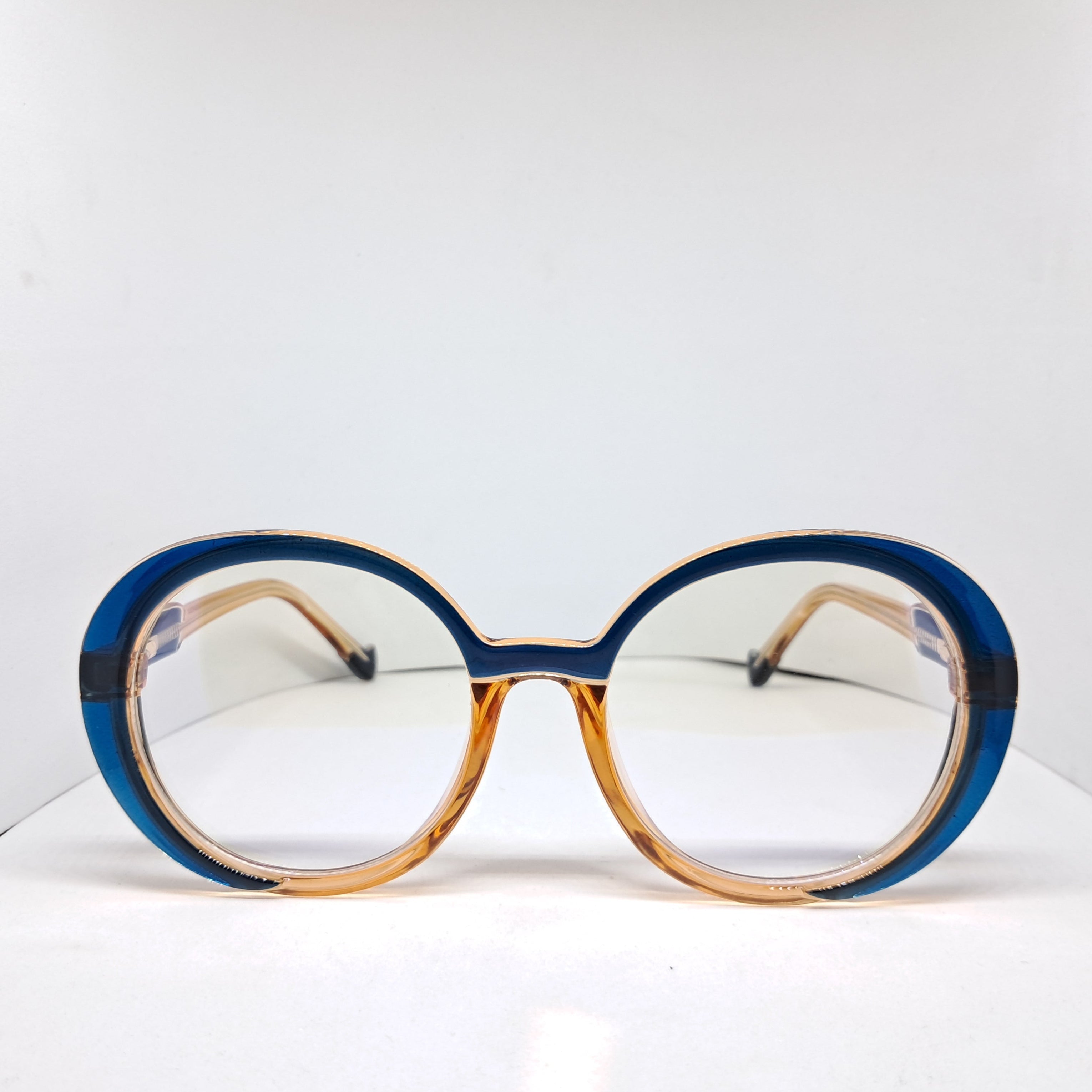 Round partially blue/orange
