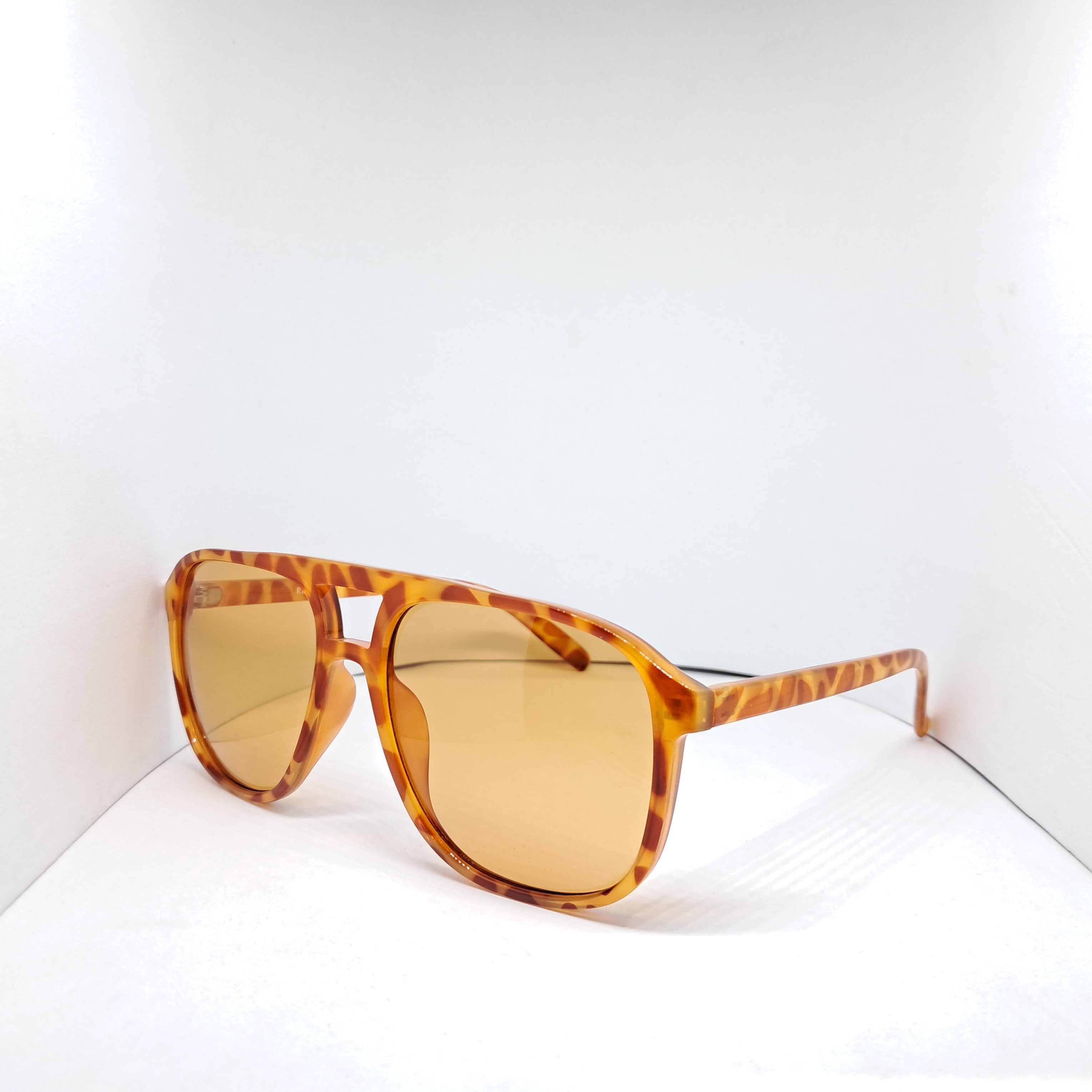 Giraffe aviator