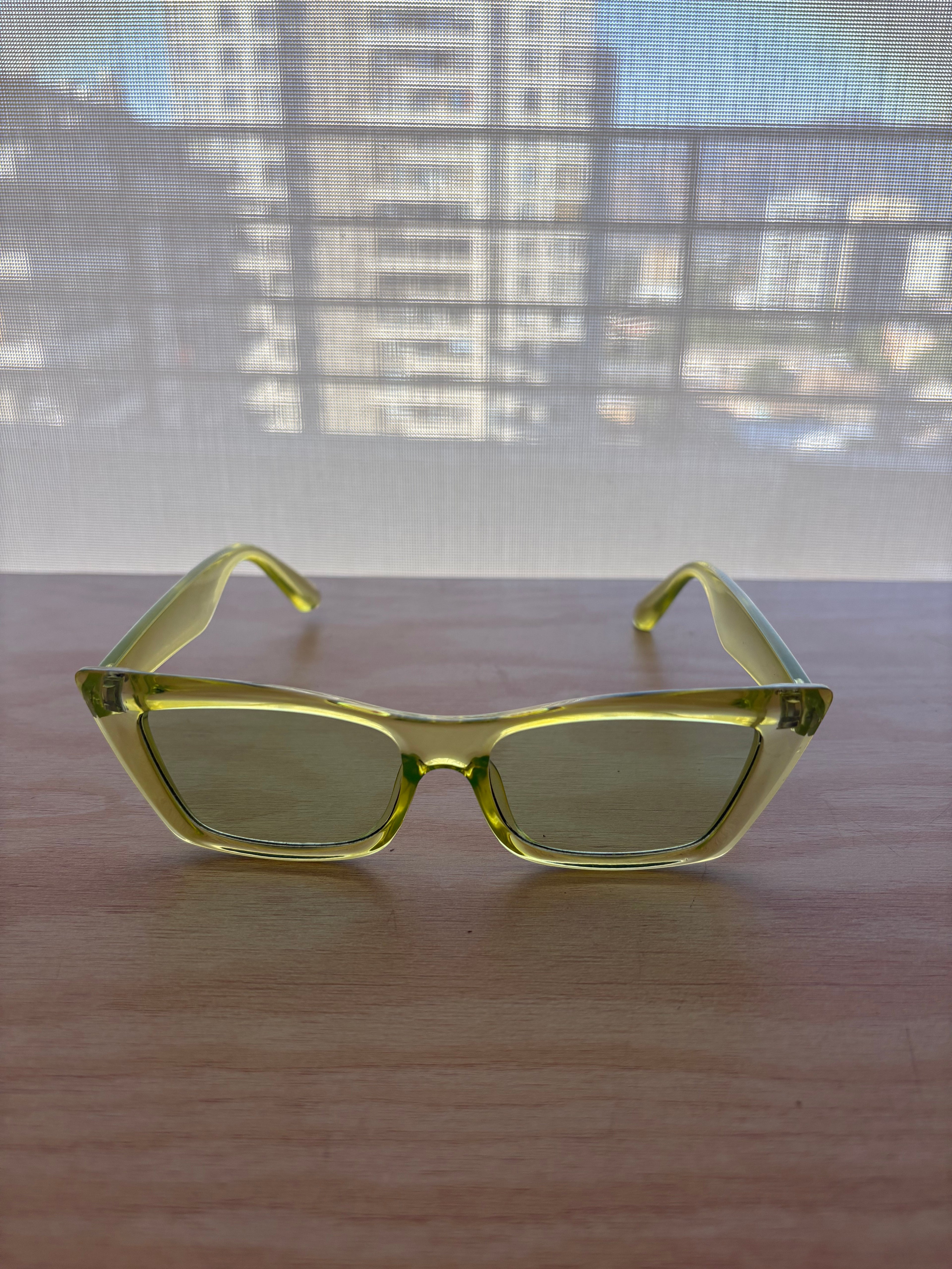 Neón sobre neón amarillo