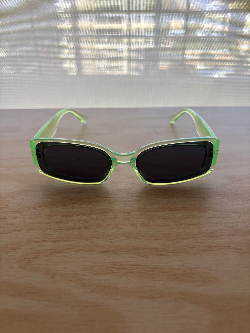 Grís sobre neón verde