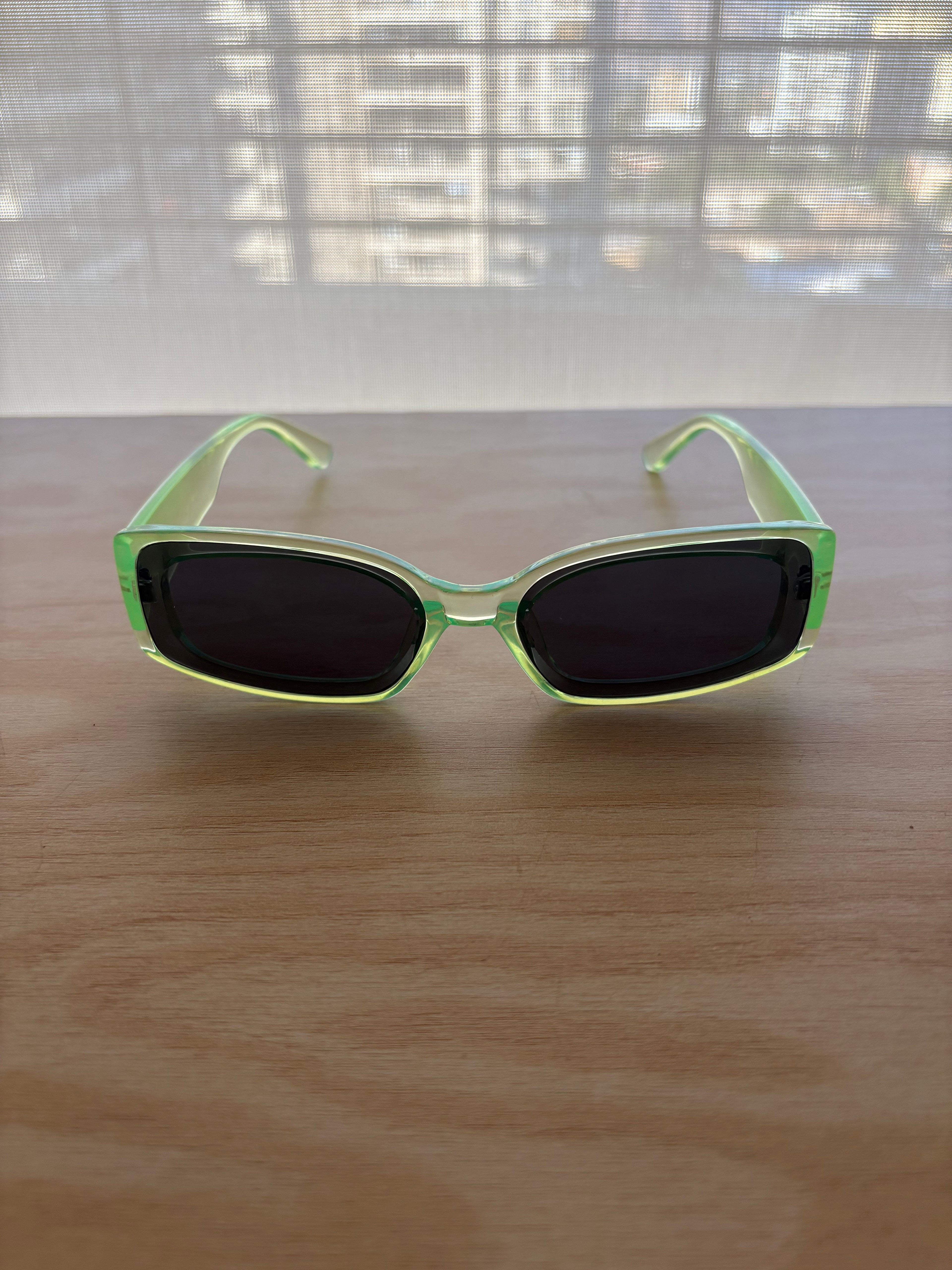 Grís sobre neón verde